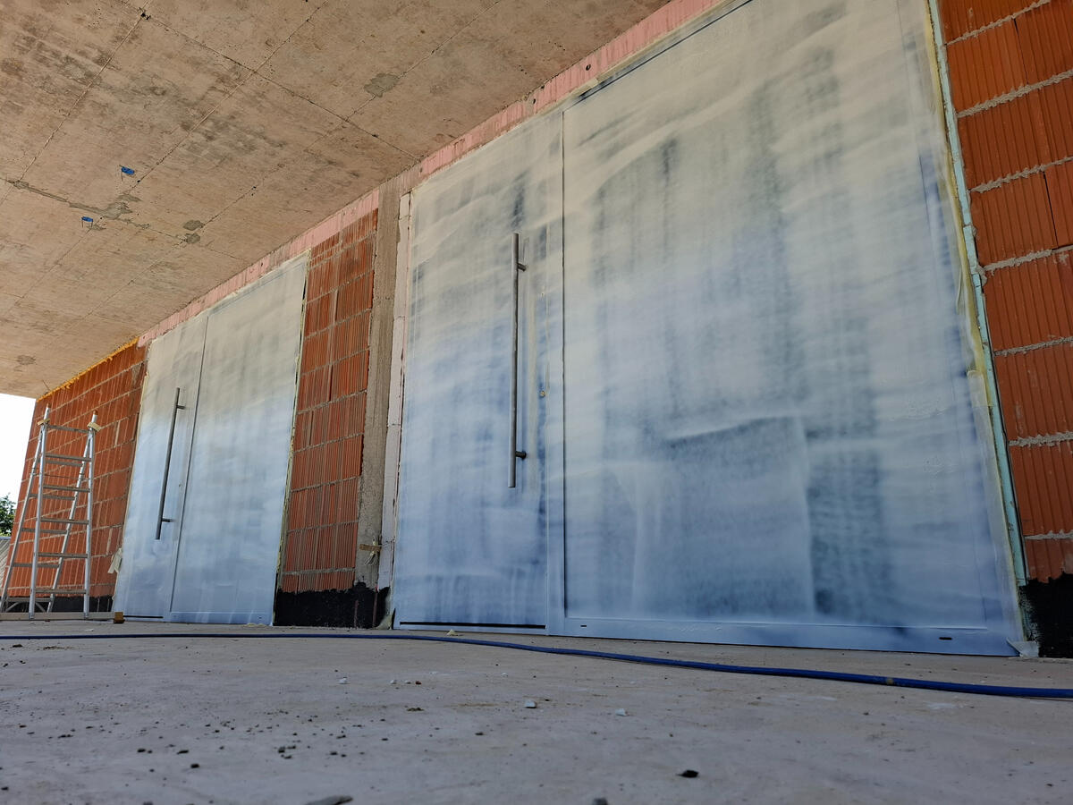 LiquiFoil tekoča folija za zaščito oken in vrat, lakirnic in drugih površin | vrata z zaščito