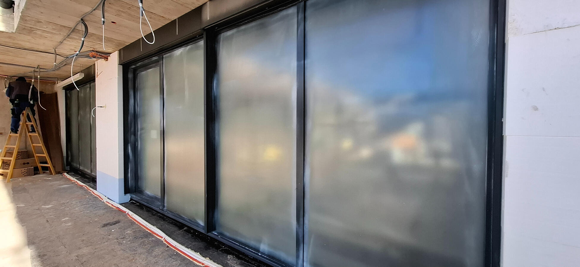 LiquiFoil tekoča folija za zaščito oken in vrat, lakirnic in drugih površin | okno z zaščito