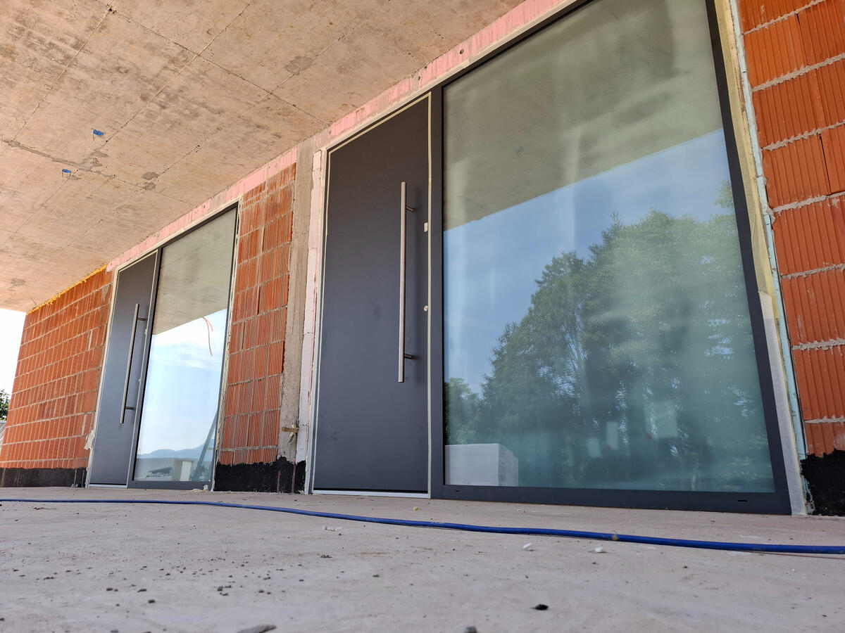 LiquiFoil tekoča folija za zaščito oken in vrat, lakirnic in drugih površin | vrata brez zaščite